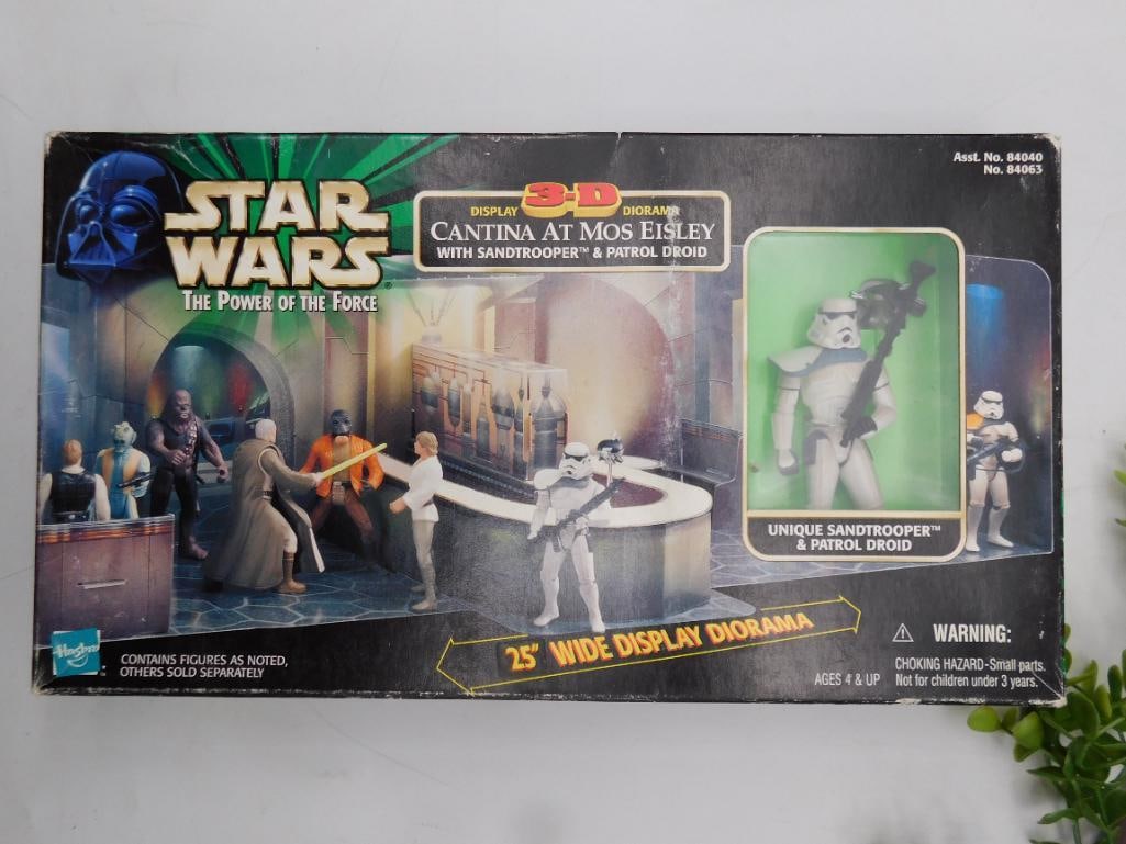 Star Wars Mos Eisley Cantina Diorama Set: Star Wars 3D Diorama 'Cantina At Mos Eisley' set from 'The Power of the Force' collection. | Includes a 25-inch wide display diorama with Sandtrooper and Patrol Droid figures. | Original packaging fea