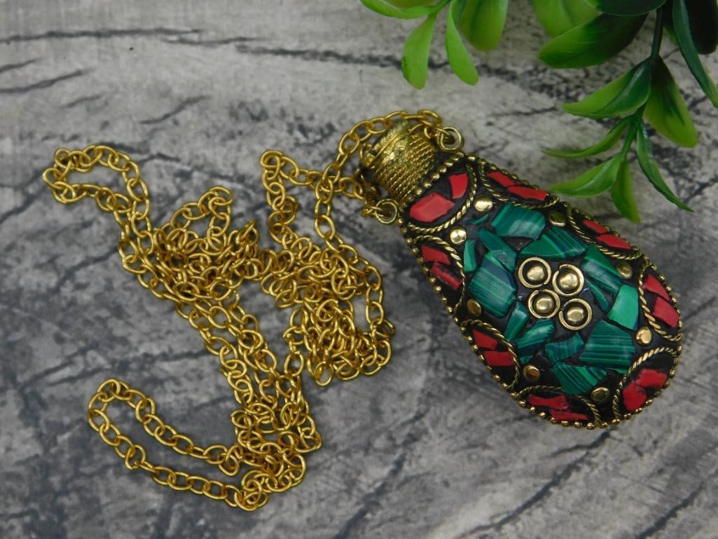 Vintage Mosaic Snuff Bottle Pendant with Brass Necklace: - Vintage-style perfume bottle pendant with mosaic detailing. | - Features vibrant red and green mosaic designs set in a gold-tone brass finish. | - Includes a matching gold-tone brass chain. | - Func