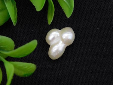 BAROQUE PEARL ROCK STONE LAPIDARY SPECIMEN