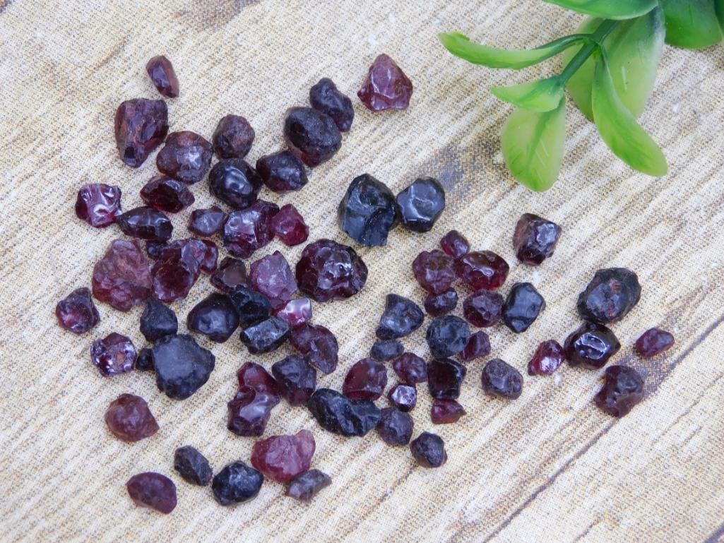 GARNET ROCK STONE LAPIDARY SPECIMEN: GARNET ROCK STONE LAPIDARY SPECIMEN