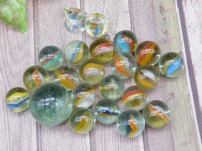 Collection Of Glass Marbles With Swirls: Lot Of Assorted Glass Marbles Featuring Multicolored Swirl Patterns. Includes Various Sizes. Suitable For Collection Or Play.&lt;