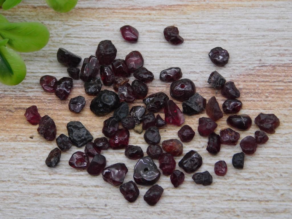 GARNET ROCK STONE LAPIDARY SPECIMEN: GARNET ROCK STONE LAPIDARY SPECIMEN