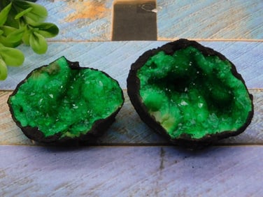 GREEN GEODE ROCK STONE LAPIDARY SPECIMEN