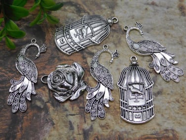 MIXED PENDANT LOT