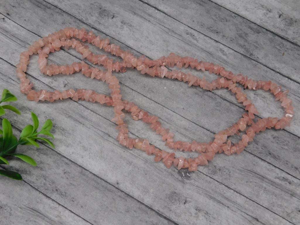 ROSE QUARTZ CHIP NECKLACE ROCK STONE LAPIDARY SPECIMEN: ROSE QUARTZ CHIP NECKLACE ROCK STONE LAPIDARY SPECIMEN