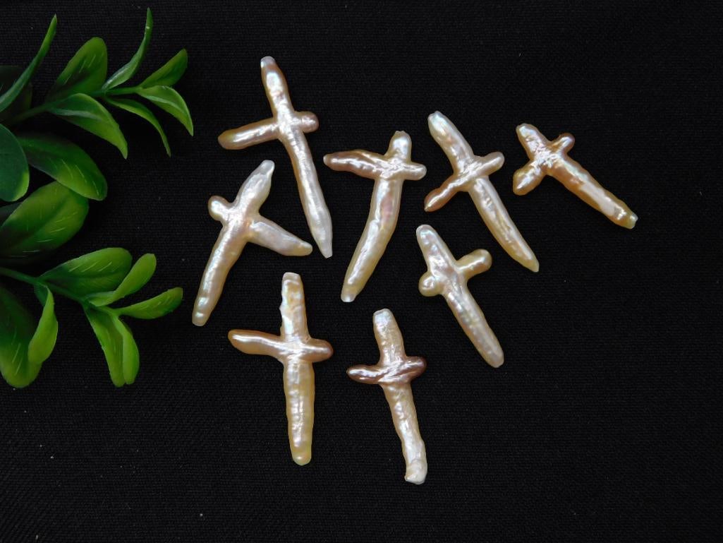 BAROQUE PEARL CROSSES ROCK STONE LAPIDARY SPECIMEN: BAROQUE PEARL CROSSES ROCK STONE LAPIDARY SPECIMEN