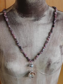 GENUINE STONE PENDANT ON STONE CHIP NECKLACE