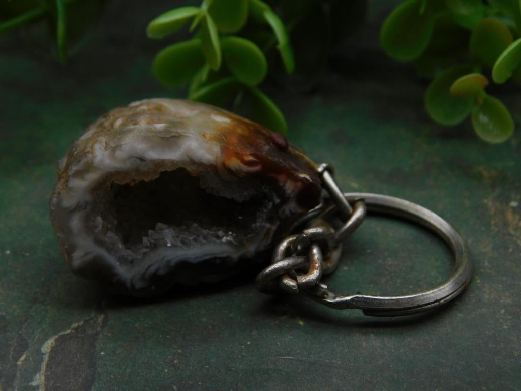 Agate Geode Keychain with Natural Stone: Unique agate geode keychain featuring a natural stone. | Geode showcases fascinating layers and a partially hollow interior. | Attached to a metal keyring via a durable chain. | Weight is marked as 29