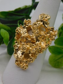 SCULPTED GOLD RING ROCK STONE LAPIDARY SPECIMEN