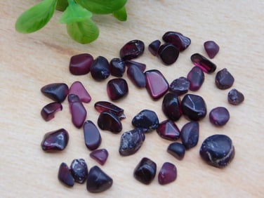 GARNET ROCK STONE LAPIDARY SPECIMEN