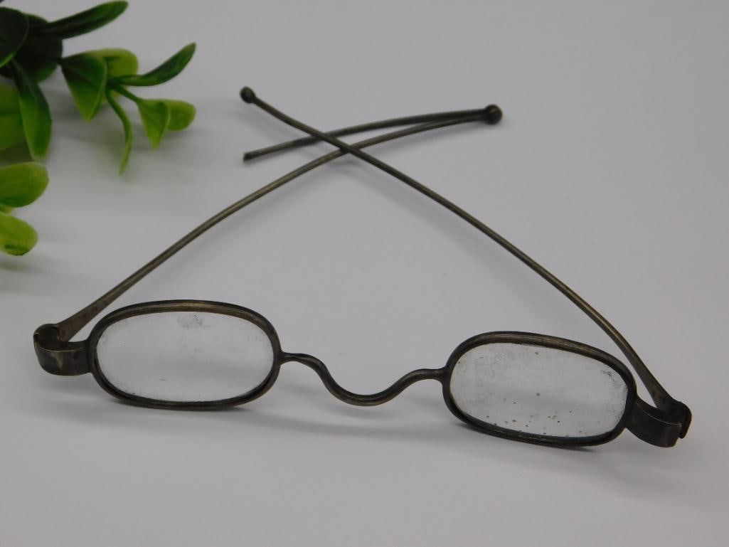Antique Wire-Rim Eyeglasses with Oval Lenses: Antique Wire-Rim Eyeglasses with Oval Lenses