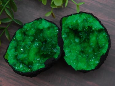 Bright Green Geode Cluster Specimen ROCK STONE LAPIDARY SPECIMEN