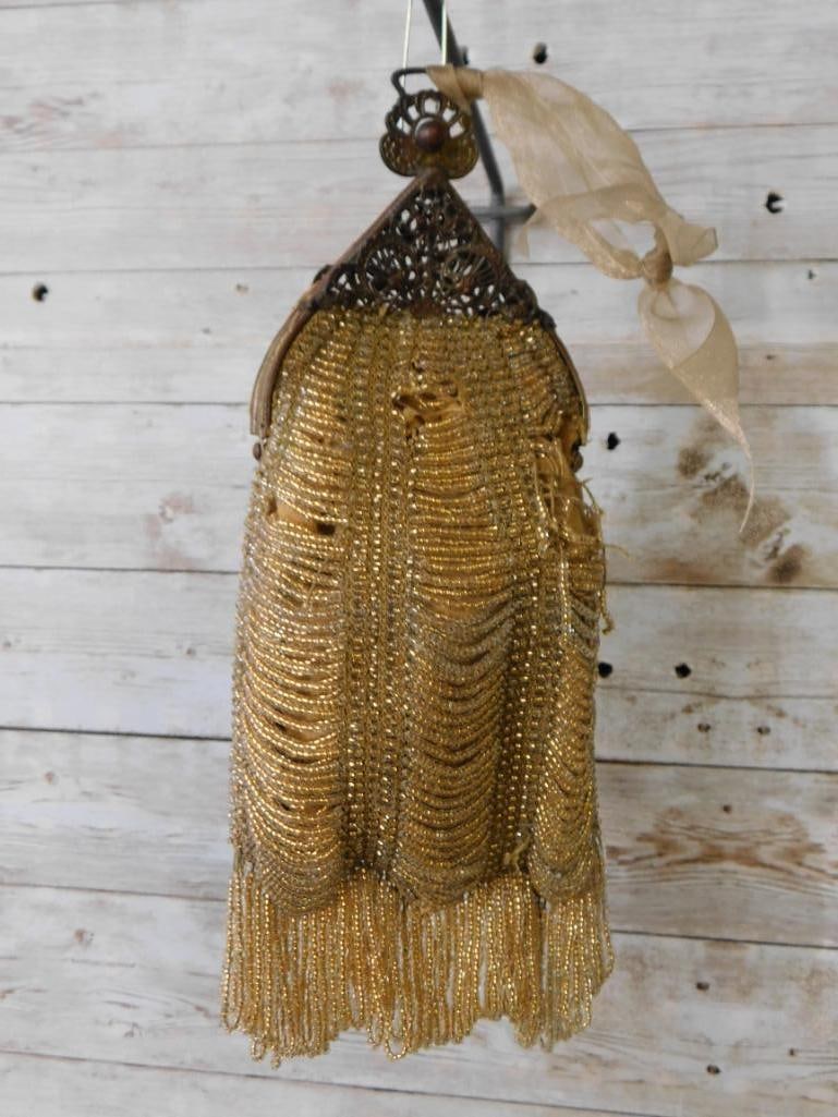 Vintage Gold Beaded Evening Bag with Elegant Fringe Design: Vintage Gold Beaded Evening Bag with Elegant Fringe Design