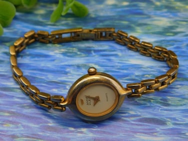 Vintage Womens Gold-Tone Quartz Wristwatch