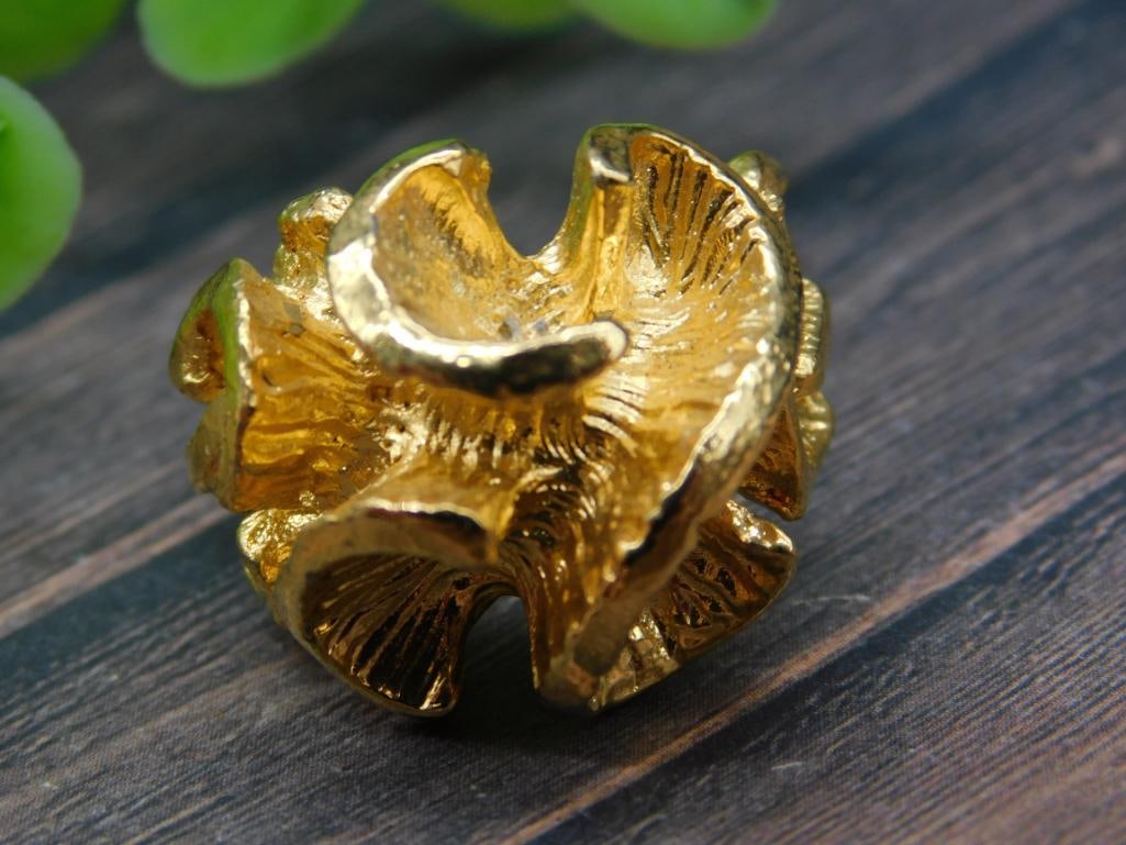 GOLD TONE RING: GOLD TONE RING