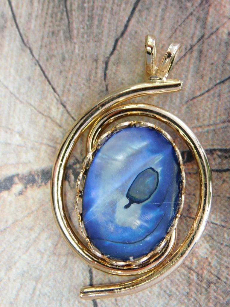 ABALONE PENDANT ROCK STONE LAPIDARY SPECIMEN: ABALONE PENDANT ROCK STONE LAPIDARY SPECIMEN