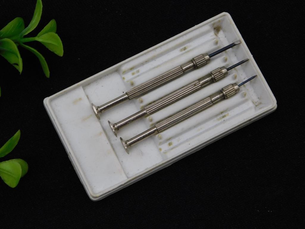 Three Precision Screwdrivers in Plastic Case WATCHMAKER WATCHMAKING TOOL: Three Precision Screwdrivers in Plastic Case WATCHMAKER WATCHMAKING TOOL