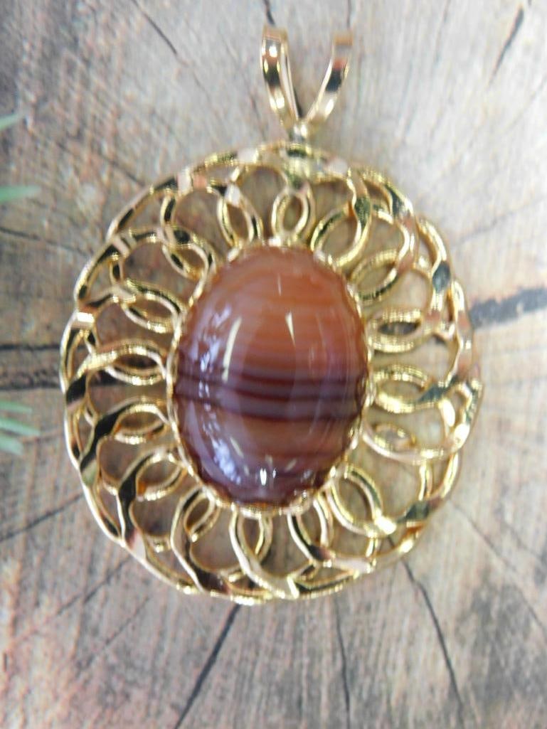 BANDED CARNELIAN PENDANT ROCK STONE LAPIDARY SPECIMEN: BANDED CARNELIAN PENDANT ROCK STONE LAPIDARY SPECIMEN