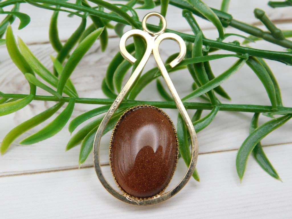 GOLDSTONE PENDANT ROCK STONE LAPIDARY SPECIMEN: GOLDSTONE PENDANT ROCK STONE LAPIDARY SPECIMEN