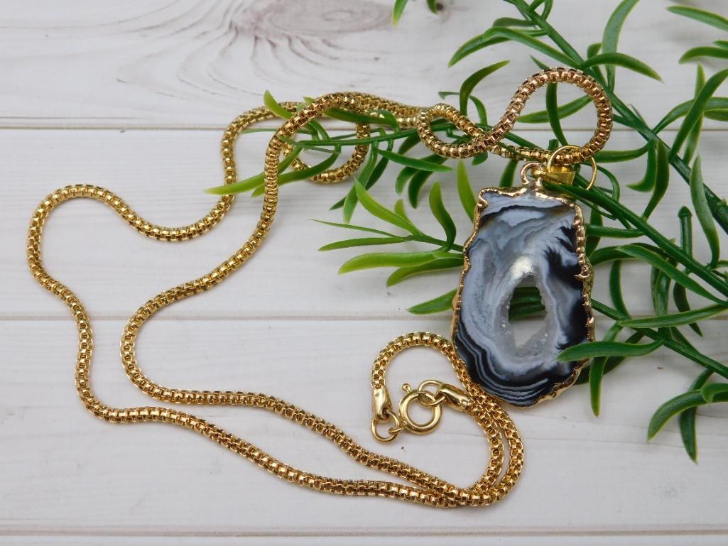 GEODE SLICE PENDANT NECKLACE ROCK STONE LAPIDARY SPECIMEN: GEODE SLICE PENDANT NECKLACE ROCK STONE LAPIDARY SPECIMEN