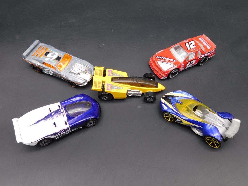 Lot of 5 Matchbox and Hot Wheels Die-Cast Cars: Lot of 5 Matchbox and Hot Wheels Die-Cast Cars
