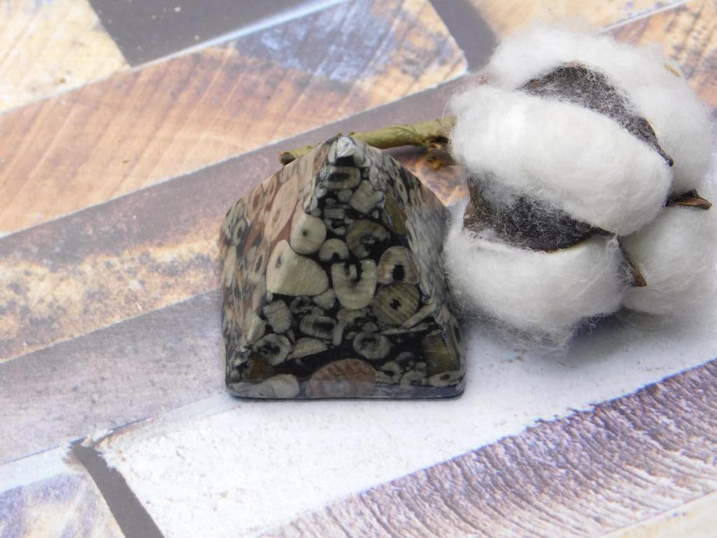 STONE PYRAMID ROCK STONE LAPIDARY SPECIMEN: STONE PYRAMID ROCK STONE LAPIDARY SPECIMEN