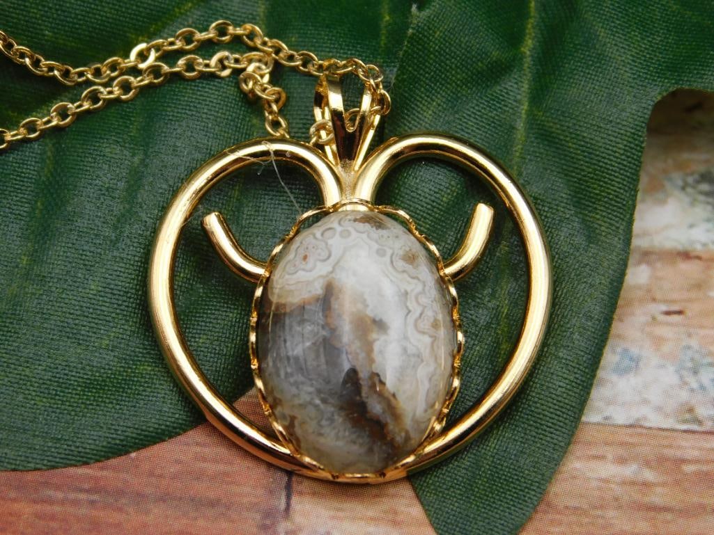 MEXICAN LACE AGATE PENDANT NECKLACE ROCK STONE LAPIDARY SPECIMEN: MEXICAN LACE AGATE PENDANT NECKLACE ROCK STONE LAPIDARY SPECIMEN