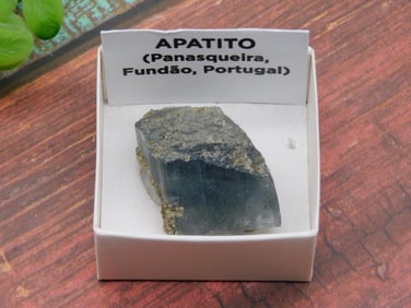 APATITE ROCK STONE LAPIDARY SPECIMEN