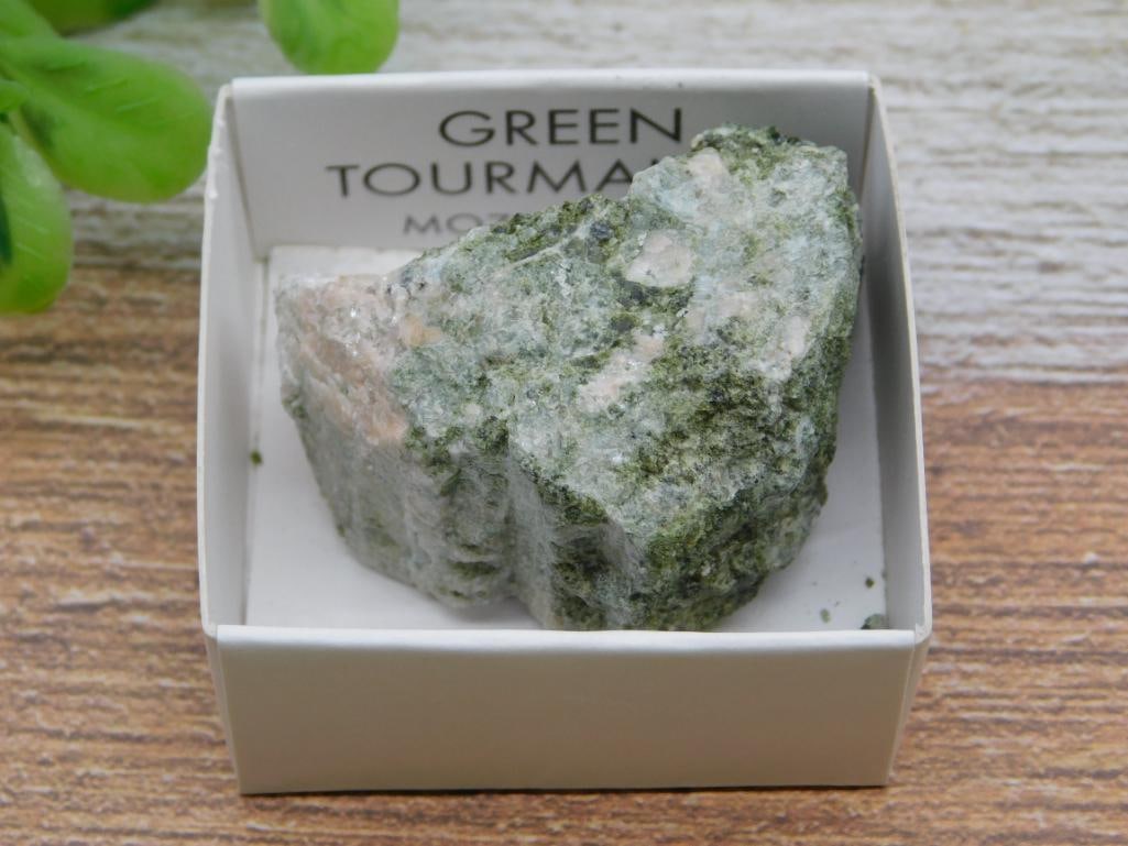 GREEN TOURMALINE ROCK STONE LAPIDARY SPECIMEN: GREEN TOURMALINE ROCK STONE LAPIDARY SPECIMEN