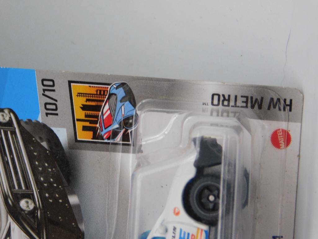 Hot Wheels Chrysler Pacifica HW Metro 1:64 Scale: Hot Wheels Chrysler Pacifica HW Metro 1:64 Scale
