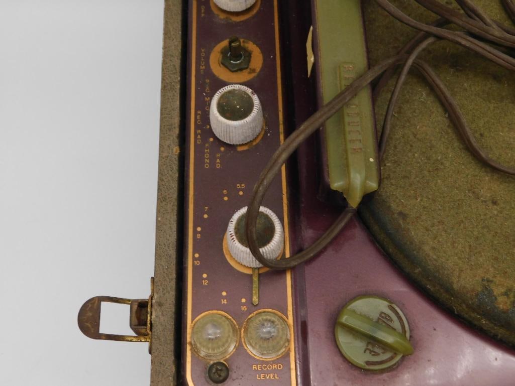 Vintage Portable Record Player in Case: Vintage Portable Record Player in Case