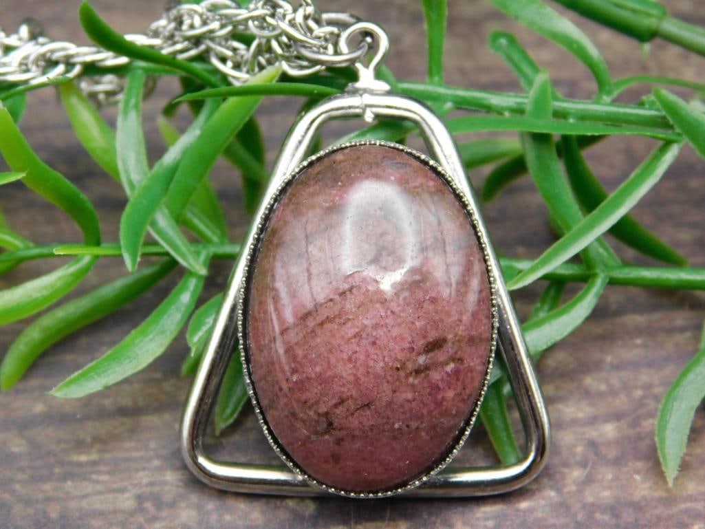 RHODONITE PENDANT NECKLACE ROCK STONE LAPIDARY SPECIMEN: RHODONITE PENDANT NECKLACE ROCK STONE LAPIDARY SPECIMEN