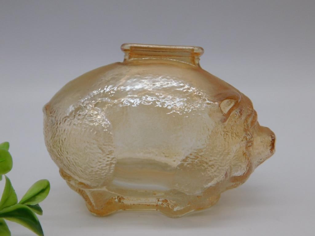 Amber-Toned Pig-Shaped Glass Bank with Vintage Style: Amber-Toned Pig-Shaped Glass Bank with Vintage Style