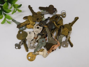 Vintage Lot of Assorted Keys for Crafts or Collecting WATCHMAKER WATCHMAKING TOOLS