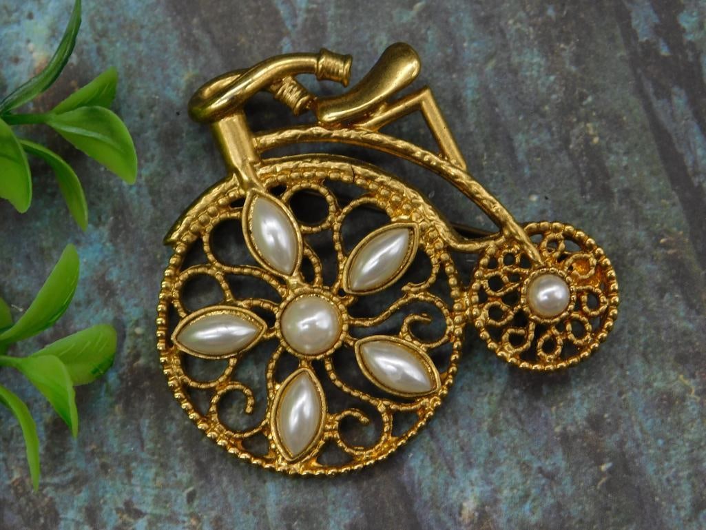 Vintage Gold-Tone Bicycle Brooch with Pearl Accents: Vintage Gold-Tone Bicycle Brooch with Pearl Accents