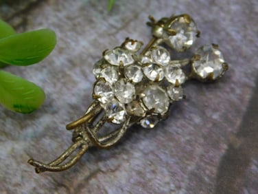 Vintage Clustered Rhinestone Floral Pin Brooch in Gold Tone