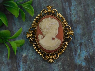 Vintage Cameo Brooch with Ornate Gold-Tone Filigree Frame