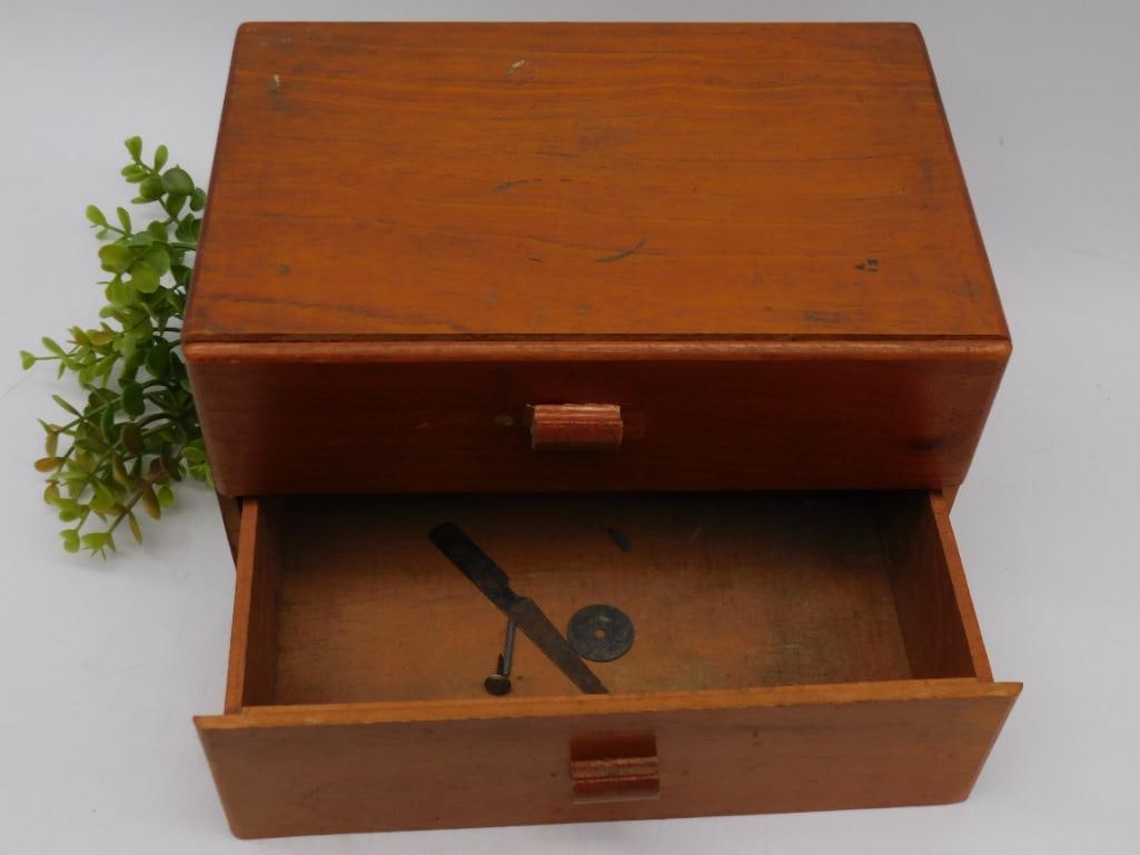 Vintage Tampa Cigar Box With Drawer Features: Vintage Tampa Cigar Box With Drawer Features