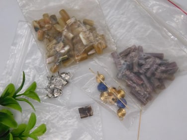 BEADS ROCK STONE LAPIDARY SPECIMEN