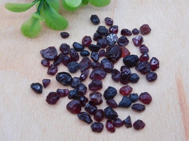 GARNET ROCK STONE LAPIDARY SPECIMEN