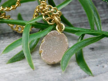 DRUZY QUARTZ PENDANT NECKLACE ROCK STONE LAPIDARY SPECIMEN