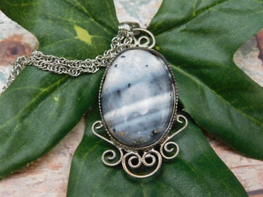 BANDED AGATE PENDNAT NECKLACE ROCK STONE LAPIDARY SPECIMEN