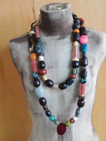 GLOSSY AFRICAN TRADE BEAD NECKLACE