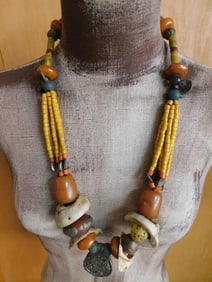 SHELL AND AMBER ACCENTED AFRICAN TRADE BEAD NECKLACE