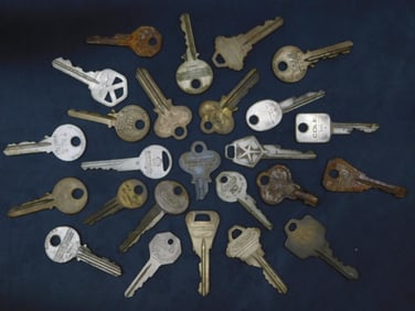 VINTAGE KEYS BULK LOT ANTIQUE