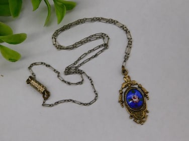 Vintage Gold-Tone Pendant Necklace with Floral Design