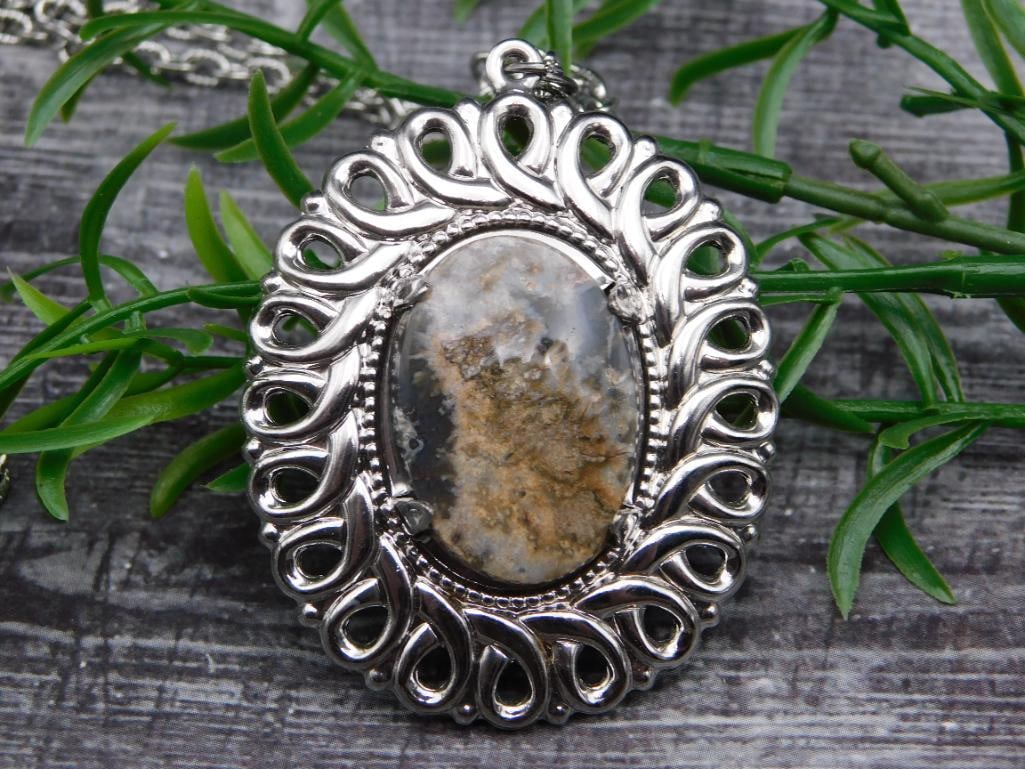 NECKLACE ROCK STONE LAPIDARY SPECIMEN: NECKLACE ROCK STONE LAPIDARY SPECIMEN