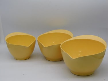 Vintage Yellow Nested Mixing Bowls with Pour Spouts