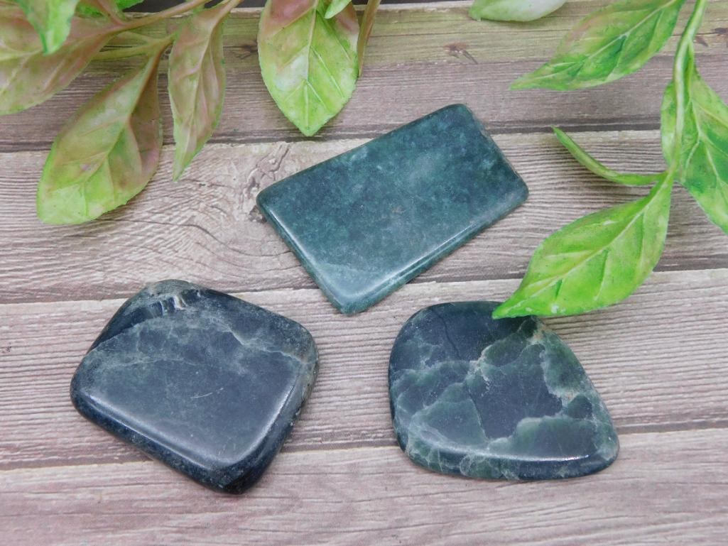 NEPHRITE JADE ROCK STONE LAPIDARY SPECIMEN: NEPHRITE JADE ROCK STONE LAPIDARY SPECIMEN