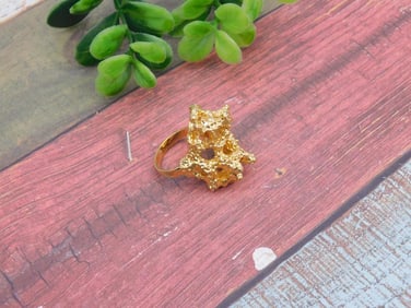 HAMMERED GOLD TONE RING